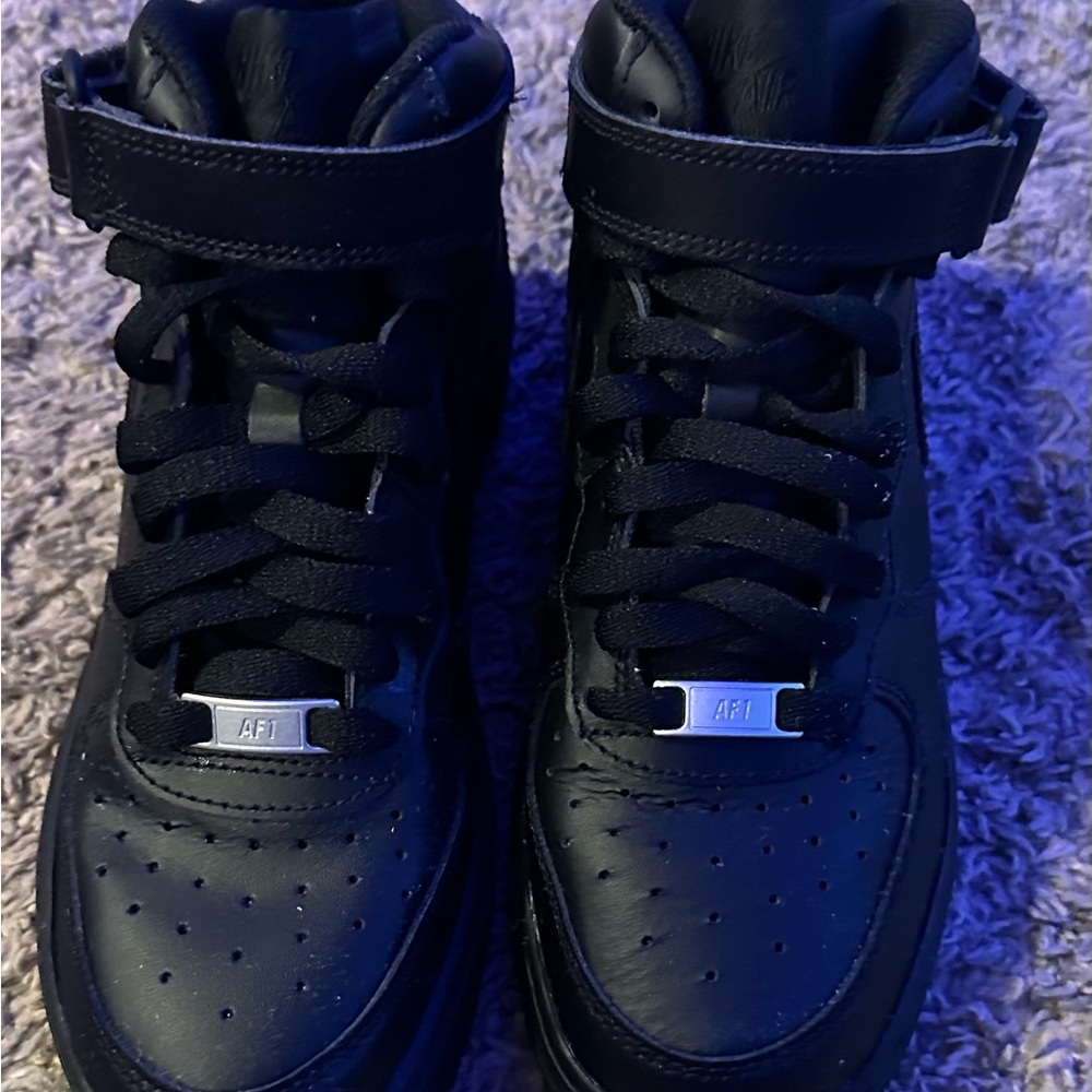Nike Air Force 1 LE Mid Triple Black, boys size 4.5